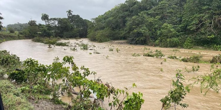 Crecida de río afecta un puente y daña varios tramos de carretera en Puerto Plata