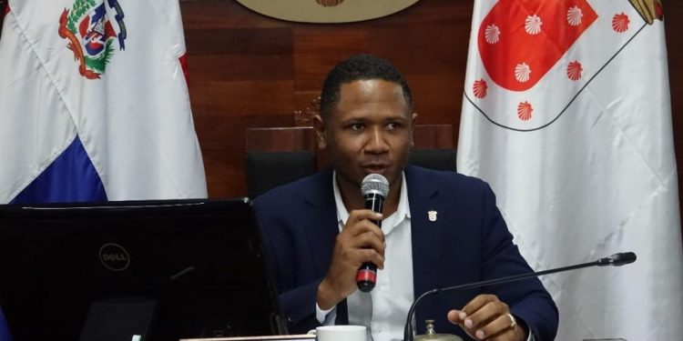 Regidor Frank Medina defiende legalidad de transferencia presupuestaria aprobada en sesión extraordinaria del Ayuntamiento de Santiago