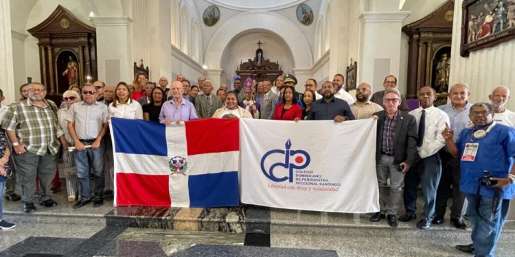 Arzobispo de Santiago exhorta a los periodistas a no dejarse vencer por el miedo y a ejercer un periodismo con valentía