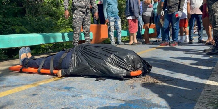 Hallan cadáver de mujer que se habría lanzado del Puente Hermanos Patiño en Santiago