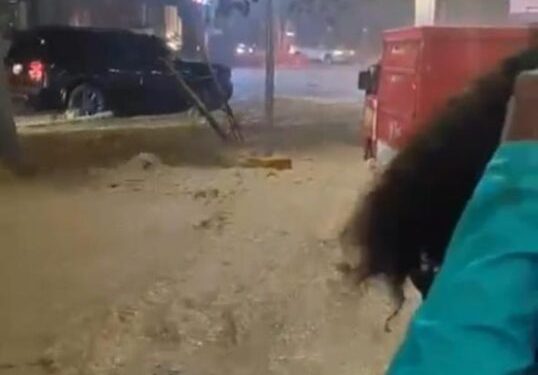 Lluvias provocan grandes inundaciones en sectores y calles de Santiago