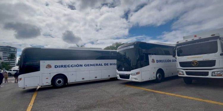 Gobierno entrega nuevos vehículos a Migración para fortalecer control de inmigración irregular