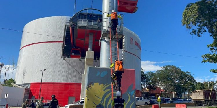 Realizan simulacro de rescate en el Teleférico de Santiago para reforzar protocolos de emergencia