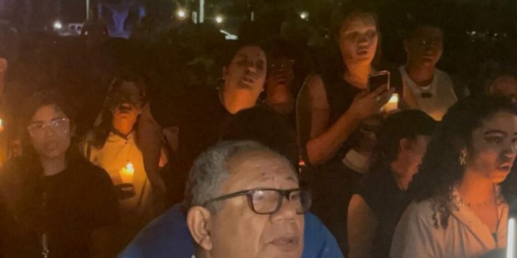 Cientos de personas realizan encendido de velas en solidaridad con víctimas del Jet Set en Santiago