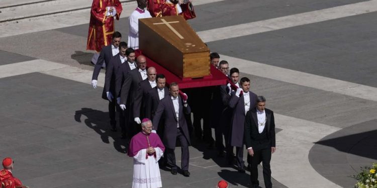 Poderosos y humildes despiden a Francisco en un funeral donde es recordado como el papa del pueblo