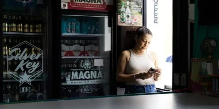 Un nuevo apagón masivo causa gran descontento en Puerto Rico en plena Semana Santa