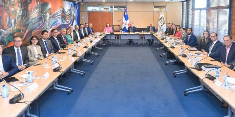 Valdez Albizu se reúne con el Conep para conversar sobre el clima de negocios