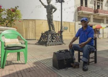 Limpiabotas: el peculiar oficio que se niega a desaparecer en República Dominicana