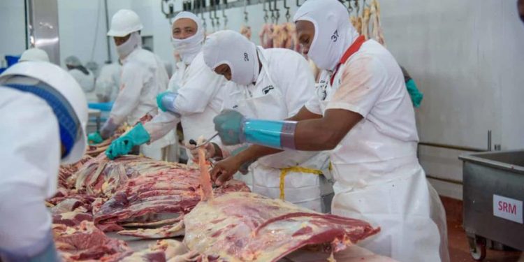 Denuncian la suspensión de permisos para la importación de carne de pollo, res y cerdo