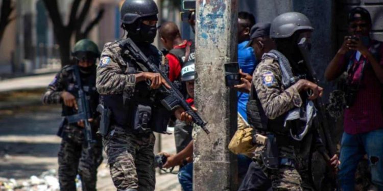 Cinco oficiales heridos en Haití tras abandonar puestos para reunión íntima con mujeres