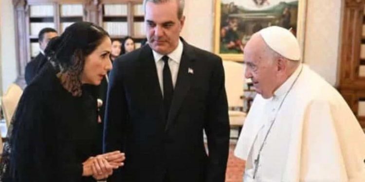 El presidente Abinader y Raquel Arbaje viajan este viernes al Vaticano al funeral del papa Francisco