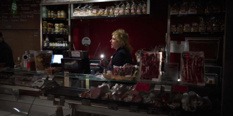 España recupera casi la totalidad del servicio eléctrico tras casi 18 horas del inicio el apagón