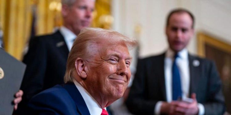 Entran en vigor partidas de aranceles adicionales de EEUU a China, UE y cerca de 60 países