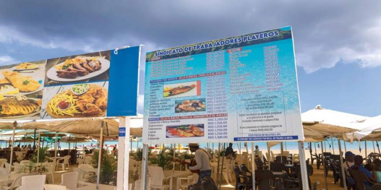 Negocios de Boca Chica muestran precios; cumplen disposición oficial