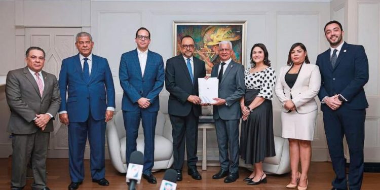 El control y el poder de la Presidencia crecen con la fusión de los ministerios