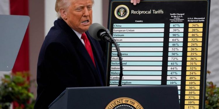 Entra en vigor el arancel del 10 % decretado por Trump para todas las importaciones de EE. UU