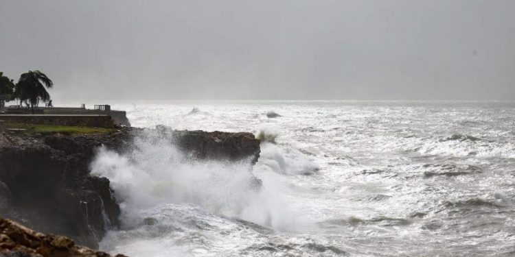 Indomet advierte sobre oleaje peligroso en las costas dominicanas este martes