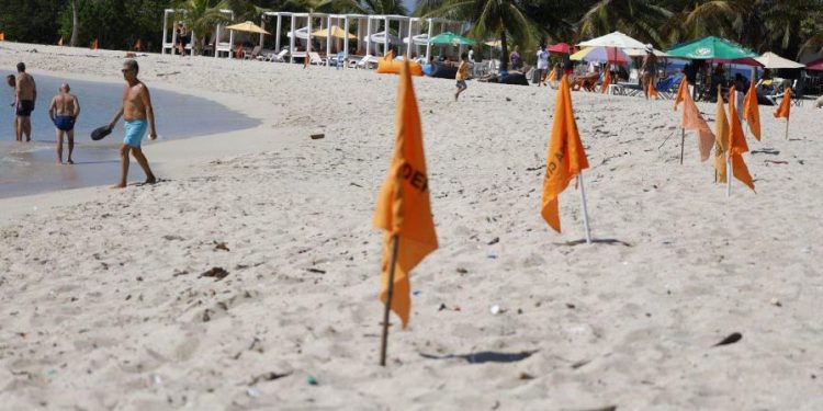 Ministerio de Turismo prohíbe venta ambulante de bebidas alcohólicas en las playas en Semana Santa
