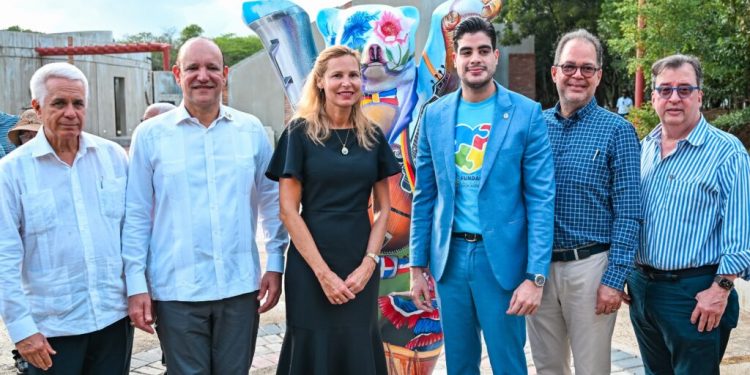 Alcaldía de Santiago y Embajada de Alemania inauguran un Buddy Bear en el Parque Central