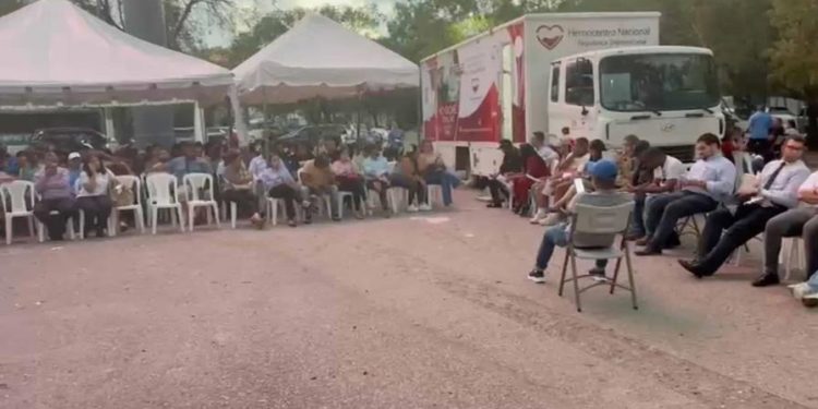 Más de mil personas se movilizan para donar sangre a las víctimas de la discoteca Jet Set