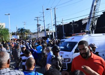 Rescatistas usan cámaras térmicas y tratan de escuchar las voces de víctimas en rescate