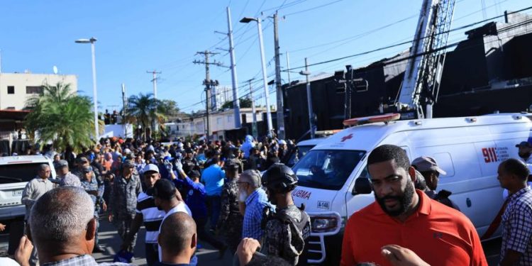 Rescatistas usan cámaras térmicas y tratan de escuchar las voces de víctimas en rescate