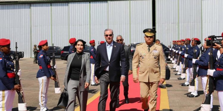 Abinader parte al Vaticano junto a delegación oficial para participar en el funeral del papa