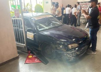 Carro público se estrella contra la terminal 1 del teleférico de Santiago