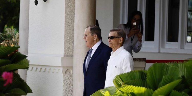 El canciller ruso llega al Ministerio de Relaciones Exteriores para una reunión oficial