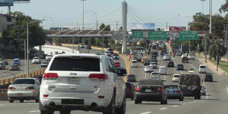 Nuevas medidas en el tránsito incluirán cambios en horarios laborales en el DN y Santiago