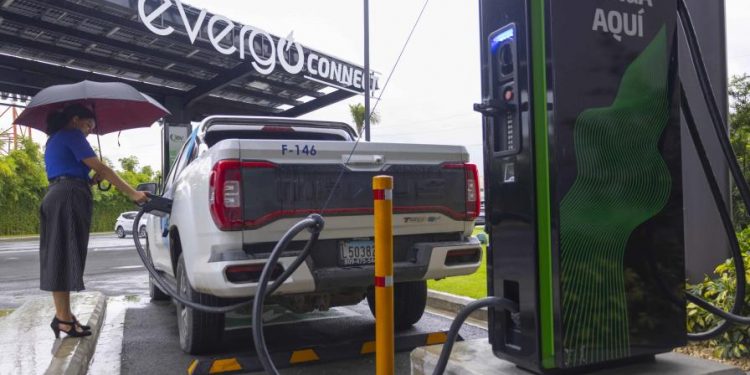 Los puntos de carga de vehículos eléctricos abastecen a 12,000 usuarios en la República Dominicana