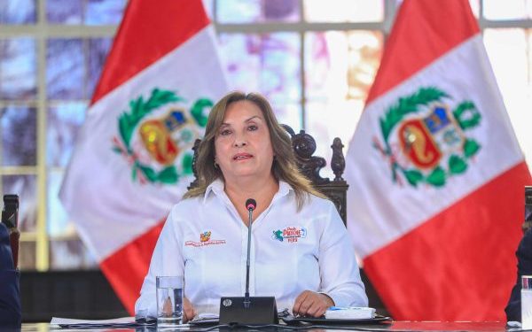 Perú decreta toque de queda y control de las FFAA donde asesinaron a 13 mineros