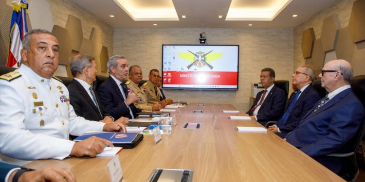 Cuatro presidentes, 32 años y 13 ministros de Defensa