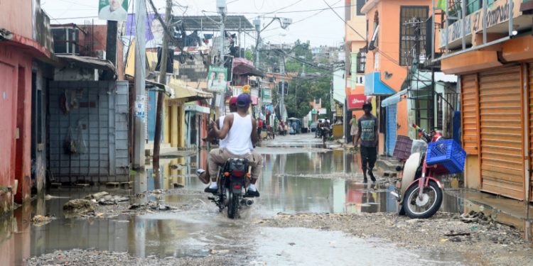 Lluvias dejan 2,450 personas movilizadas; mantienen 15 provincias bajo alertas amarilla y verde
