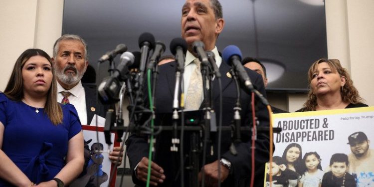 25 congresistas hispanos en EU rechazan impuesto a remesas