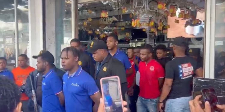 Migración irrumpe en tienda china y expulsa a empleados haitianos indocumentados