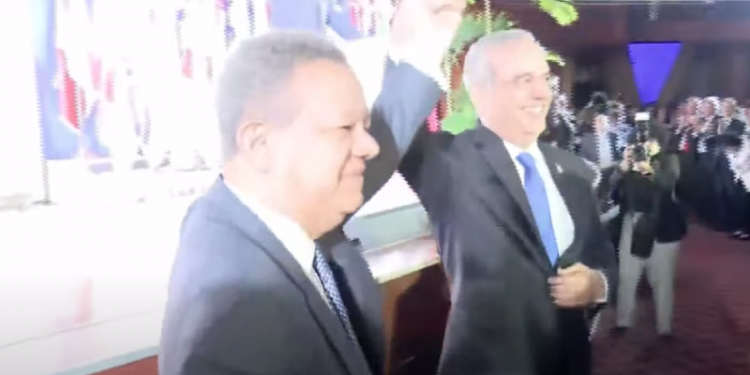 Abinader y Leonel se saludan, abrazan y levantan sus manos efusivamente