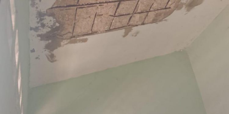 Maestra se salva tras quebrarse techo escuela