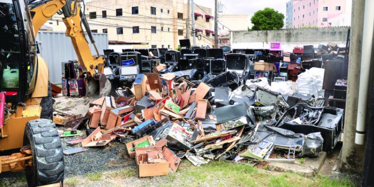 Hacienda destruye 1,500 equipos nocivos