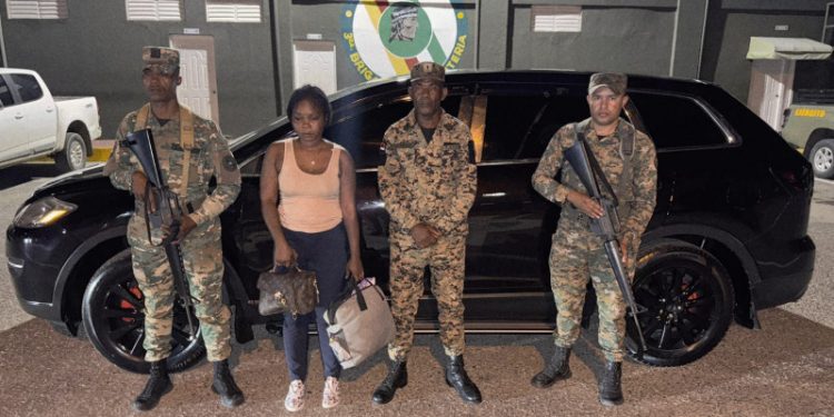Detienen oficial del Ejército y a un cabo PN con haitianos ilegales