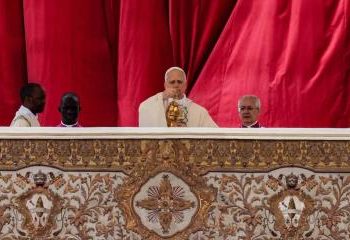 León XIV plantea una iglesia unida contra el odio y un sistema que "margina y explota"