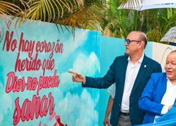 Alcaldía de Santiago devela mural en honor a la fe cristiana frente al Instituto Evangélico