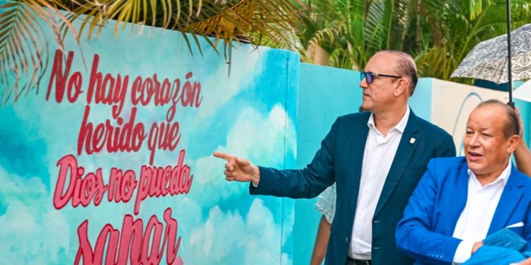 Alcaldía de Santiago devela mural en honor a la fe cristiana frente al Instituto Evangélico