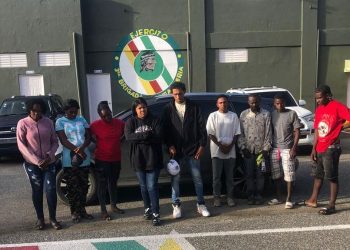 Arrestan a dos militares mientras transportaban a inmigrantes haitianos indocumentados