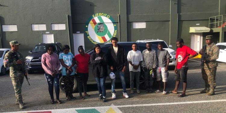 Arrestan a dos militares mientras transportaban a inmigrantes haitianos indocumentados