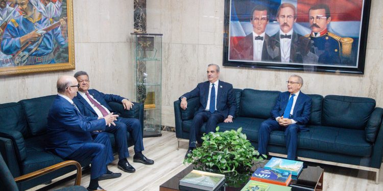 Presidente Abinader y los ex presidentes Hipólito Mejía, Leonel Fernández y Danilo Medina, se encuentran reunidos en estos momentos en la sede del Ministerio de Defensa
