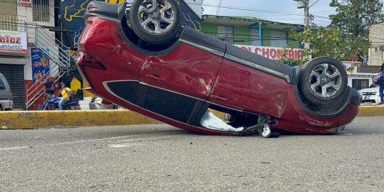 Tres personas resultan lesionadas al volcarse jeepeta en Santiago