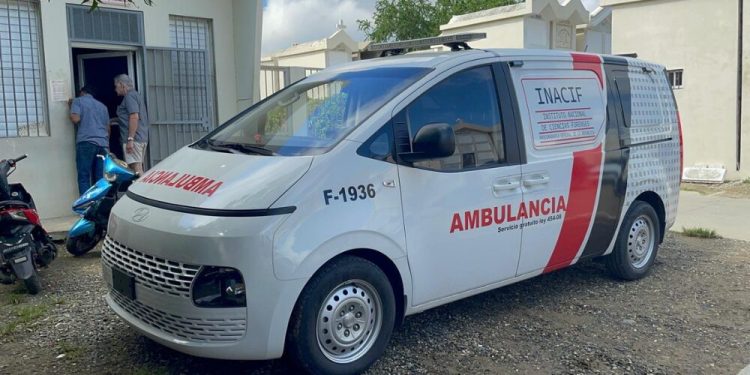 Dos motoristas pierden la vida al chocar de frente en Santiago