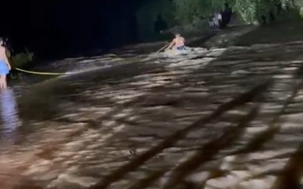 Bomberos rescatan cuatro jóvenes quedaron atrapados por crecida de río en Hato Mayor