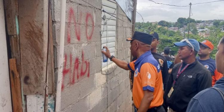 Defensa Civil de Santiago evacúa seis familias por crecida del Arroyo de Gurabo